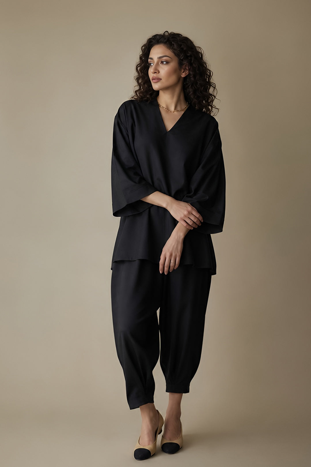 RELAXED FIT V-NECK TUNIC TOP WITH TAPERED PANTS