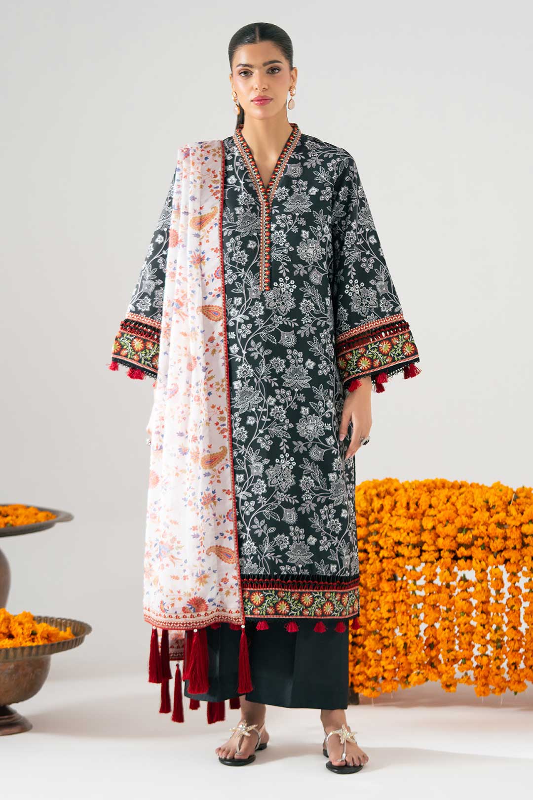 MONOCHROME KURTA SET WITH DETAILED DUPATTA