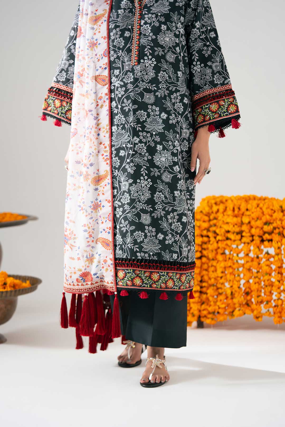 MONOCHROME KURTA SET WITH DETAILED DUPATTA